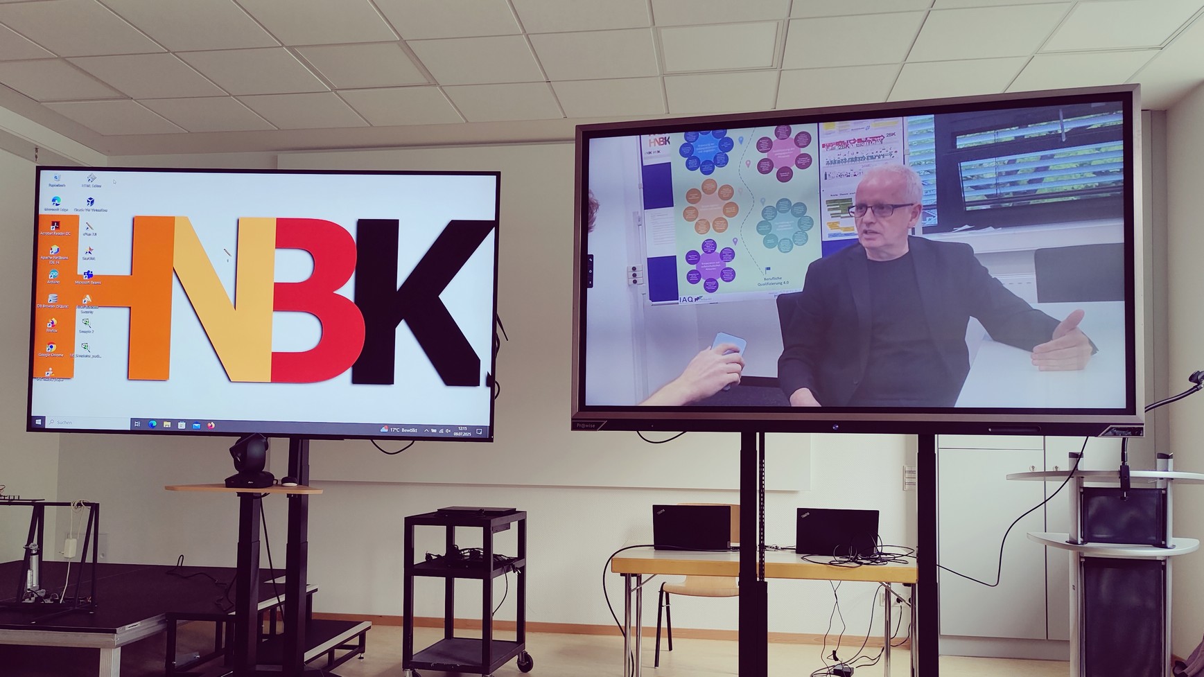 Vorführung eines Videos mit einem Interview mit der Schulleitung